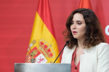 Madrid Topluluğu Başkanı Isabel Diaz Ayuso, 27 Aralık 2023 tarihinde İspanya 'nın Madrid kentinde düzenlenen bir basın toplantısında. 