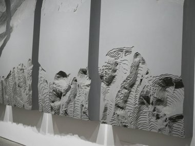 Serginin Madrid 'deki Museo Nacional Centro de Arte Reina Sofa' daki ressam İbon Aranberri 'nin kısmi görüşü. 27 Aralık 2023 İspanya