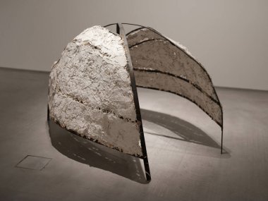 Serginin Madrid 'deki Museo Nacional Centro de Arte Reina Sofa' daki ressam İbon Aranberri 'nin kısmi görüşü. 27 Aralık 2023 İspanya