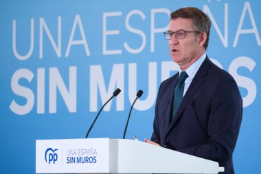 Partido Popüler Başkanı Alberto Nunez Feijoo, 28 Aralık 2023 tarihinde İspanya 'nın başkenti Madrid' de bulunan VP Otel 'de düzenlenen basın toplantısı sırasında Del ao 2023 dengesi bozuldu.. 