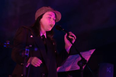 Flamenko şarkıcısı Sandra Carrasco, 29 Aralık 2023 'te Madrid' deki Our Lady of Guadalupe Kilisesi 'nde konser verdi.