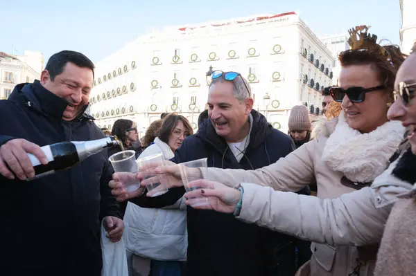12月30日 スペイン マドリードで開催されたプエルタ ソルでの12鐘の伝統のリハーサルとしてプレヴェーアの間に12のブドウを飲む — ストック写真