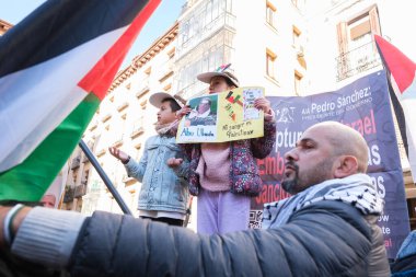 Protestocular Filistin 'e destek gösterileri sırasında 30 Aralık 2023' te Madrid, İspanya 'da Dışişleri Bakanlığı önünde protesto gösterileri düzenledi..