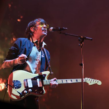 Lori Meyers grubunun şarkıcısı Antonio Lopez (Noni), Madrid 'deki Wizcenter' da konser sırasında sahne alır. 30 Aralık 2023 İspanya