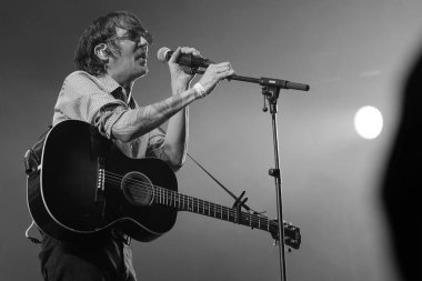 Lori Meyers grubunun şarkıcısı Antonio Lopez (Noni), Madrid 'deki Wizcenter' da konser sırasında sahne alır. 30 Aralık 2023 İspanya