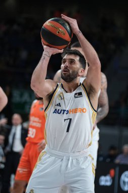 Real Madrid 'den Facundo Campazzo Real Madrid ile Valencia st WiZink Center arasındaki maç sırasında 31 Aralık 2023 tarihinde İspanya' nın başkenti Madrid 'de oynanmıştır..