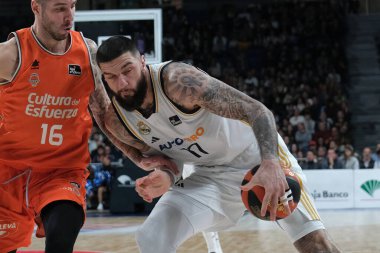 Real Madrid 'den Vincent Poirier, Real Madrid ile Valencia st WiZink Center arasındaki maç sırasında 31 Aralık 2023 tarihinde İspanya' nın başkenti Madrid 'de oynanmıştır..