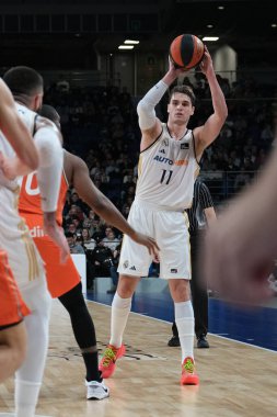 Real Madrid 'den Mario Hezonja, Real Madrid ile Valencia st WiZink Center arasındaki maç sırasında 31 Aralık 2023 tarihinde İspanya' nın başkenti Madrid 'de oynanmıştır..