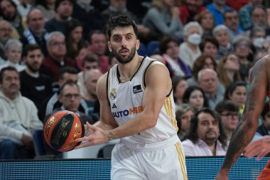 Real Madrid 'den Facundo Campazzo Real Madrid ile Valencia st WiZink Center arasındaki maç sırasında 31 Aralık 2023 tarihinde İspanya' nın başkenti Madrid 'de oynanmıştır..