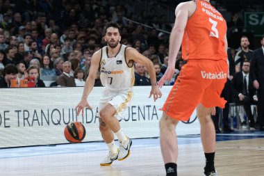 Real Madrid 'den Facundo Campazzo Real Madrid ile Valencia st WiZink Center arasındaki maç sırasında 31 Aralık 2023 tarihinde İspanya' nın başkenti Madrid 'de oynanmıştır..