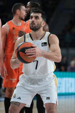Real Madrid 'den Facundo Campazzo Real Madrid ile Valencia st WiZink Center arasındaki maç sırasında 31 Aralık 2023 tarihinde İspanya' nın başkenti Madrid 'de oynanmıştır..
