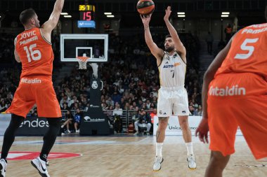 Real Madrid 'den Facundo Campazzo Real Madrid ile Valencia st WiZink Center arasındaki maç sırasında 31 Aralık 2023 tarihinde İspanya' nın başkenti Madrid 'de oynanmıştır..