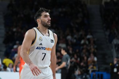 Real Madrid 'den Facundo Campazzo Real Madrid ile Valencia st WiZink Center arasındaki maç sırasında 31 Aralık 2023 tarihinde İspanya' nın başkenti Madrid 'de oynanmıştır..