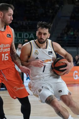 Real Madrid 'den Facundo Campazzo Real Madrid ile Valencia st WiZink Center arasındaki maç sırasında 31 Aralık 2023 tarihinde İspanya' nın başkenti Madrid 'de oynanmıştır..