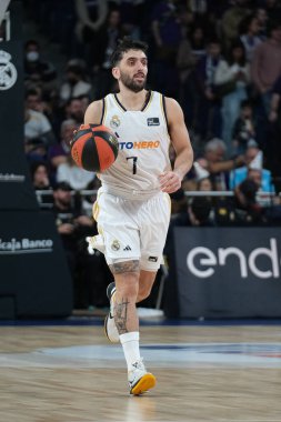 Real Madrid 'den Facundo Campazzo Real Madrid ile Valencia st WiZink Center arasındaki maç sırasında 31 Aralık 2023 tarihinde İspanya' nın başkenti Madrid 'de oynanmıştır..