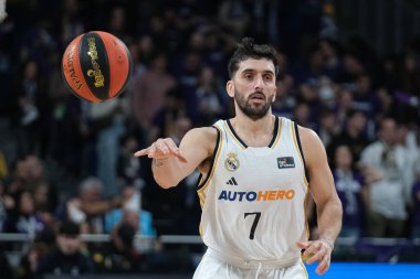 Real Madrid 'den Facundo Campazzo Real Madrid ile Valencia st WiZink Center arasındaki maç sırasında 31 Aralık 2023 tarihinde İspanya' nın başkenti Madrid 'de oynanmıştır..