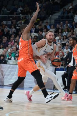 Real Madrid 'den Dzanan Musa, Real Madrid ile Valencia st WiZink Center arasındaki maç sırasında 31 Aralık 2023 tarihinde İspanya' nın başkenti Madrid 'de oynanmıştır..