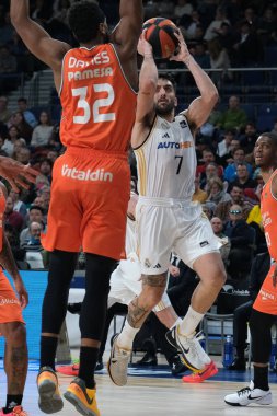 Real Madrid 'den Facundo Campazzo Real Madrid ile Valencia st WiZink Center arasındaki maç sırasında 31 Aralık 2023 tarihinde İspanya' nın başkenti Madrid 'de oynanmıştır..