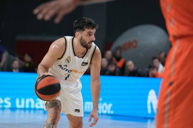 Real Madrid 'den Facundo Campazzo Real Madrid ile Valencia st WiZink Center arasındaki maç sırasında 31 Aralık 2023 tarihinde İspanya' nın başkenti Madrid 'de oynanmıştır..