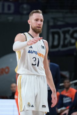 Real Madrid 'den Dzanan Musa, Real Madrid ile Valencia st WiZink Center arasındaki maç sırasında 31 Aralık 2023 tarihinde İspanya' nın başkenti Madrid 'de oynanmıştır..