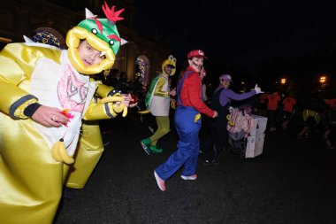 San Silvestre Vallecana 2023 Popüler Yarışı sırasında koşan bir koşucu, 31 Aralık 2023 tarihinde Madrid, İspanya. 