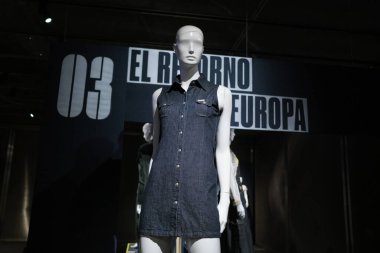 Madrid Kostüm Müzesi 'ndeki Jeans, De La Calle Al Ritz (JEANS, DE LA CALLE AL RITZ) sergisinin görüntüsü. 4 Ocak 2024 İspanya