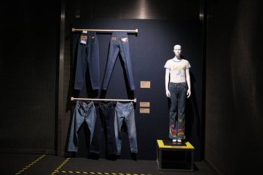 Madrid Kostüm Müzesi 'ndeki Jeans, De La Calle Al Ritz (JEANS, DE LA CALLE AL RITZ) sergisinin görüntüsü. 4 Ocak 2024 İspanya
