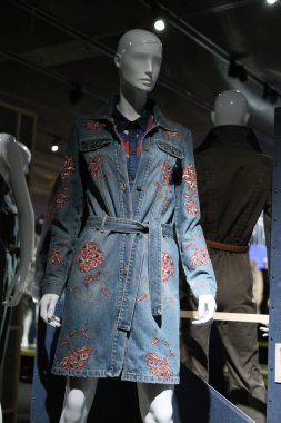 Madrid Kostüm Müzesi 'ndeki Jeans, De La Calle Al Ritz (JEANS, DE LA CALLE AL RITZ) sergisinin görüntüsü. 4 Ocak 2024 İspanya