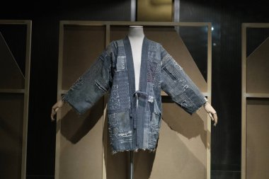 Madrid Kostüm Müzesi 'ndeki Jeans, De La Calle Al Ritz (JEANS, DE LA CALLE AL RITZ) sergisinin görüntüsü. 4 Ocak 2024 İspanya