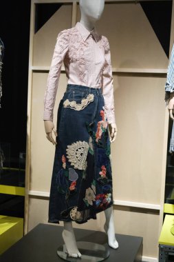 Madrid Kostüm Müzesi 'ndeki Jeans, De La Calle Al Ritz (JEANS, DE LA CALLE AL RITZ) sergisinin görüntüsü. 4 Ocak 2024 İspanya