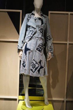 Madrid Kostüm Müzesi 'ndeki Jeans, De La Calle Al Ritz (JEANS, DE LA CALLE AL RITZ) sergisinin görüntüsü. 4 Ocak 2024 İspanya
