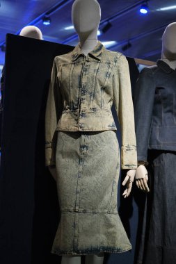 Madrid Kostüm Müzesi 'ndeki Jeans, De La Calle Al Ritz (JEANS, DE LA CALLE AL RITZ) sergisinin görüntüsü. 4 Ocak 2024 İspanya