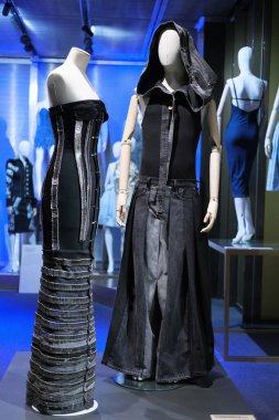 Madrid Kostüm Müzesi 'ndeki Jeans, De La Calle Al Ritz (JEANS, DE LA CALLE AL RITZ) sergisinin görüntüsü. 4 Ocak 2024 İspanya