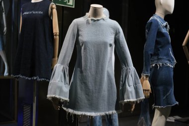 Madrid Kostüm Müzesi 'ndeki Jeans, De La Calle Al Ritz (JEANS, DE LA CALLE AL RITZ) sergisinin görüntüsü. 4 Ocak 2024 İspanya