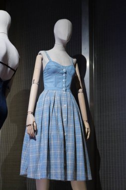 Madrid Kostüm Müzesi 'ndeki Jeans, De La Calle Al Ritz (JEANS, DE LA CALLE AL RITZ) sergisinin görüntüsü. 4 Ocak 2024 İspanya