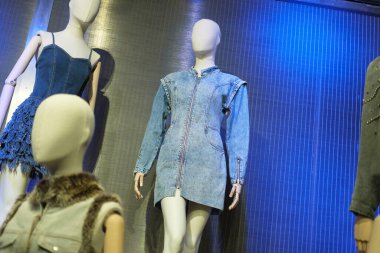 Madrid Kostüm Müzesi 'ndeki Jeans, De La Calle Al Ritz (JEANS, DE LA CALLE AL RITZ) sergisinin görüntüsü. 4 Ocak 2024 İspanya