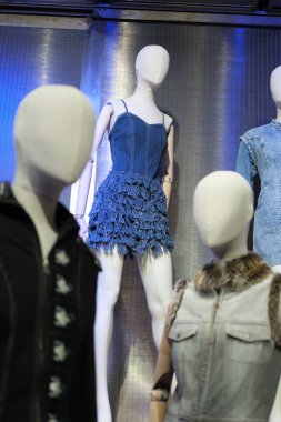 Madrid Kostüm Müzesi 'ndeki Jeans, De La Calle Al Ritz (JEANS, DE LA CALLE AL RITZ) sergisinin görüntüsü. 4 Ocak 2024 İspanya