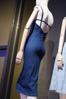 Madrid Kostüm Müzesi 'ndeki Jeans, De La Calle Al Ritz (JEANS, DE LA CALLE AL RITZ) sergisinin görüntüsü. 4 Ocak 2024 İspanya