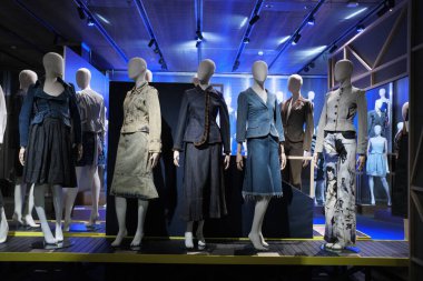 Madrid Kostüm Müzesi 'ndeki Jeans, De La Calle Al Ritz (JEANS, DE LA CALLE AL RITZ) sergisinin görüntüsü. 4 Ocak 2024 İspanya