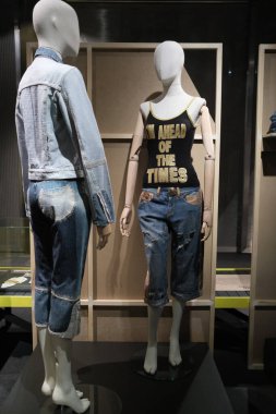 Madrid Kostüm Müzesi 'ndeki Jeans, De La Calle Al Ritz (JEANS, DE LA CALLE AL RITZ) sergisinin görüntüsü. 4 Ocak 2024 İspanya