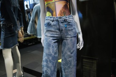 Madrid Kostüm Müzesi 'ndeki Jeans, De La Calle Al Ritz (JEANS, DE LA CALLE AL RITZ) sergisinin görüntüsü. 4 Ocak 2024 İspanya