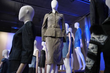 Madrid Kostüm Müzesi 'ndeki Jeans, De La Calle Al Ritz (JEANS, DE LA CALLE AL RITZ) sergisinin görüntüsü. 4 Ocak 2024 İspanya