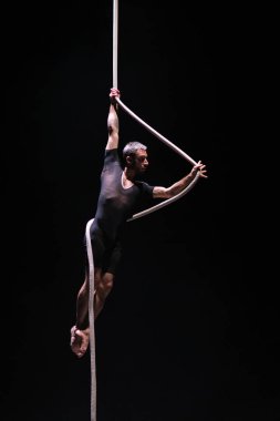 Sanatçı, Avustralyalı Circa firmasının Madrid 'deki Canal Theater' da sergilediği İnsanlar 2.0 'ın sunumunda sahne aldı. 4 Ocak 2024 İspanya