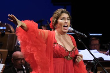 Flamenko şarkıcısı Estrella Morente, 5 Ocak 2024 'te İspanya' da Madrid Senfoni Orkestrası ile birlikte konser verdi.
