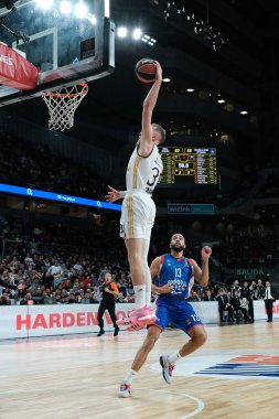 Anadolu Efes İstanbul 'dan Thompson Darius, Real Madrid ile Anadolu Efes WiCenter arasında oynanan Türk Hava Yolları EuroLeague karşılaşmasında 5 Ocak 2024 tarihinde İspanya' nın başkenti Madrid 'de oynanan karşılaşmada.