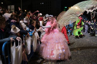 5 Ocak 2024 İspanya, Madrid 'deki Üç Kralın geçit töreni sırasında aktörler geçidi.