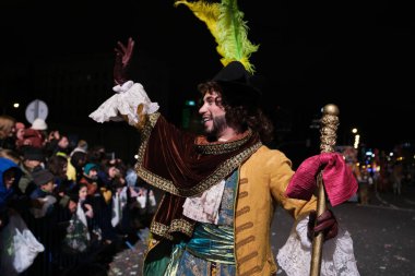 5 Ocak 2024 İspanya, Madrid 'deki Üç Kralın geçit töreni sırasında aktörler geçidi.