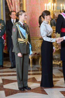 İspanya Kraliçesi Letizia ve İspanya Veliaht Prensesi Leonor, 6 Ocak 2024 'te İspanya' nın Madrid kentinde düzenlenen Kraliyet Sarayı 'ndaki Pascua Militar törenine katıldılar.