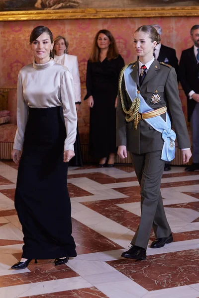 Königin Letizia Von Spanien Und Kronprinzessin Leonor Von Spanien Bei — Stockfoto