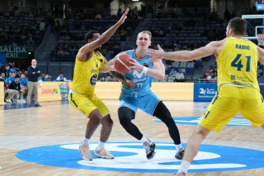 Movistar Estudiantes 'in oyuncusu, Movistar Estudiantes ile WiZink Center' daki Club Ourense arasında oynanan LEB Oro Maçı sırasında görüldü. Madrid 7 Ocak 2024 İspanya